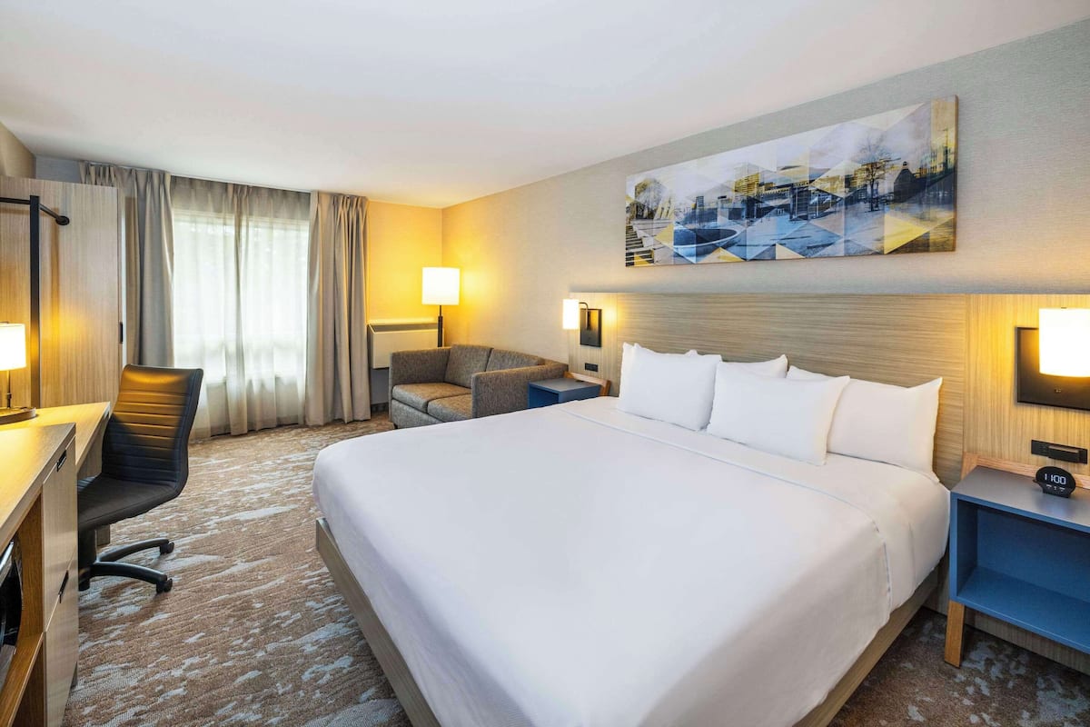 Room, 1 King Bed with Sofa bed, Non Smoking | Premium bedding, desk, laptop workspace, blackout drapes