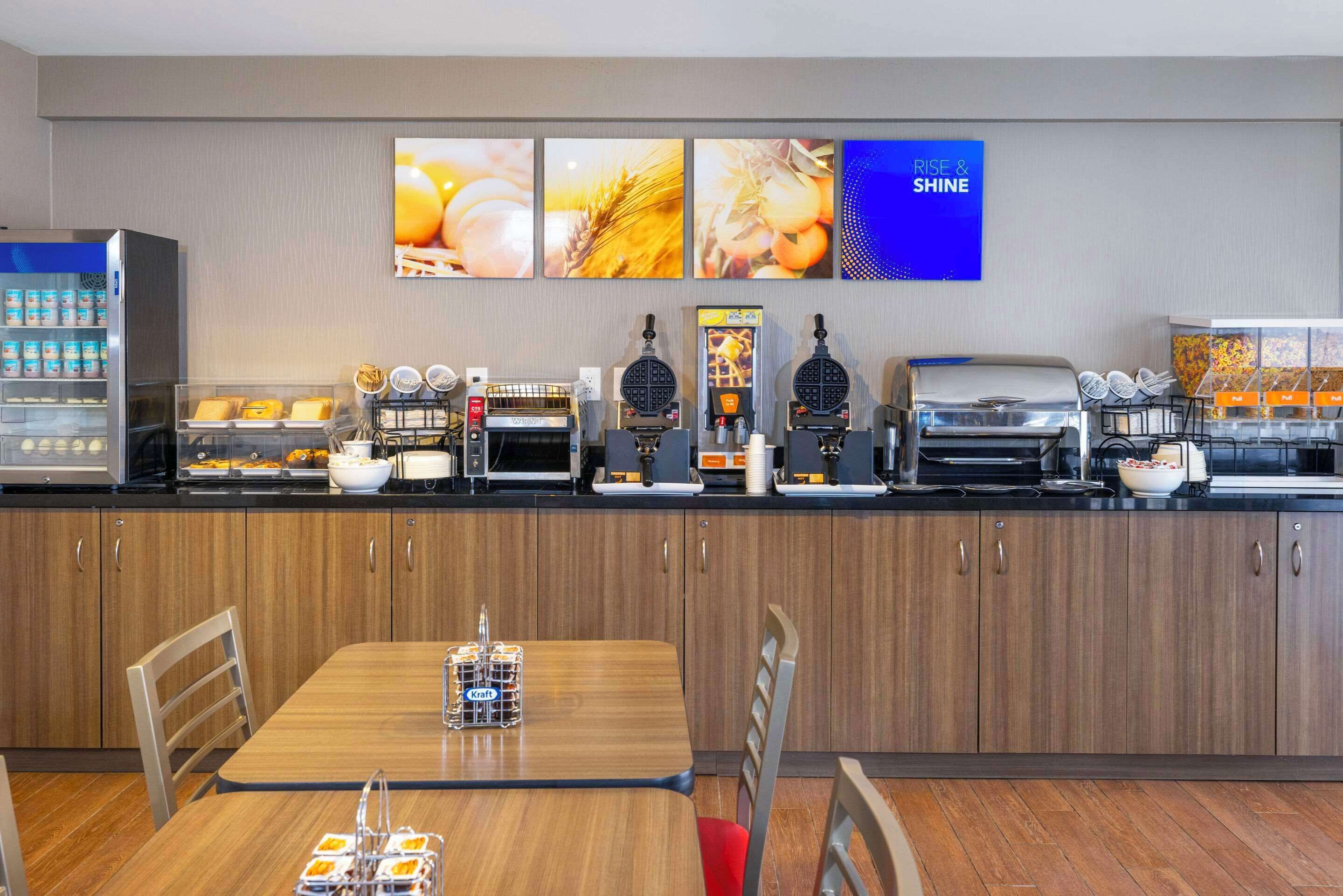 Un buffet pour le petit-déjeuner proposant une variété d’aliments et un espace dédié aux boissons chaudes.