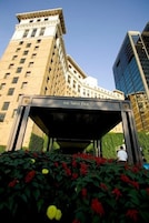 Un edificio con un letrero que dice "The Saint Paul" y un área de entrada cubierta con un jardín al frente.