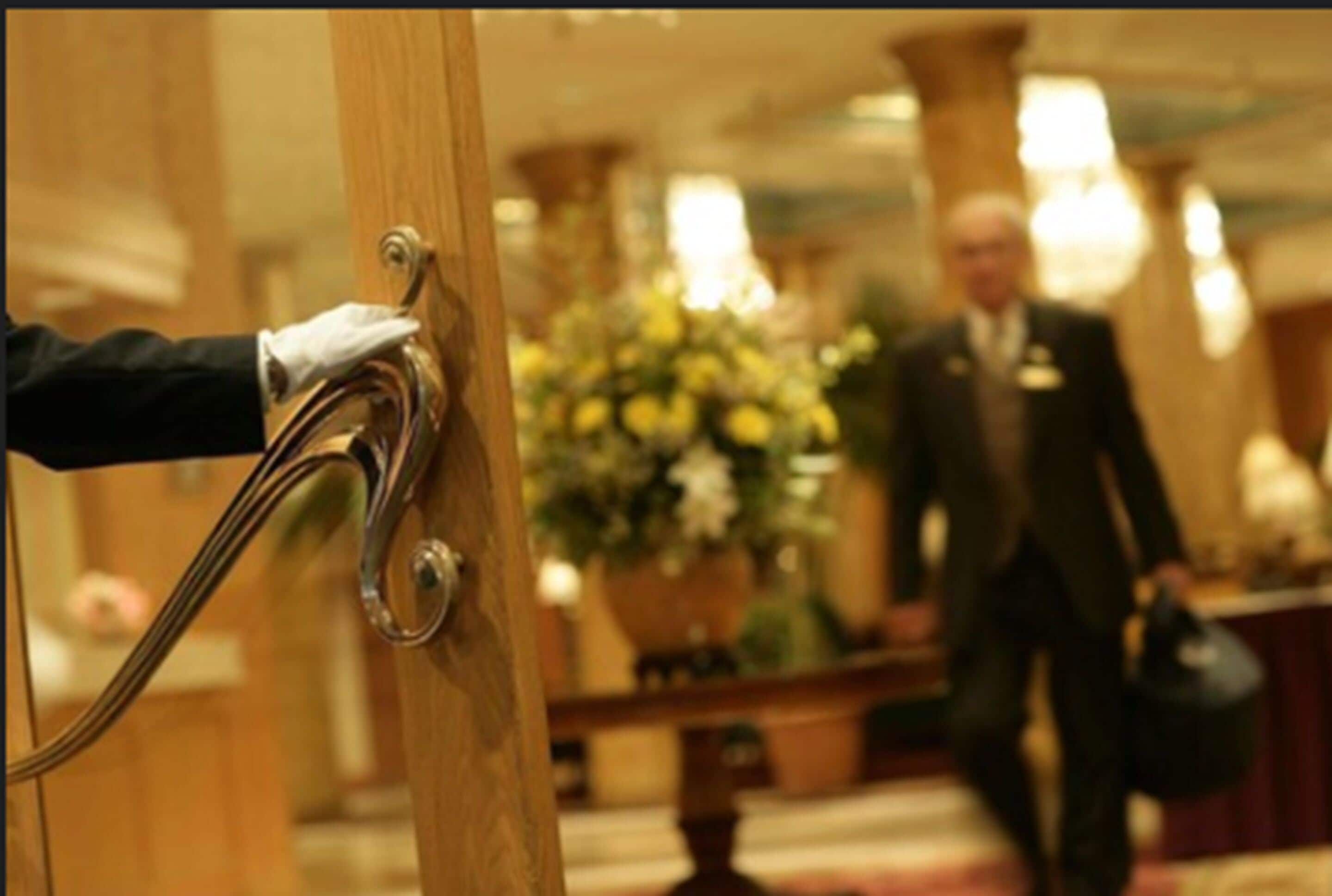 2 restaurants, breakfast, lunch, dinner served; american cuisine