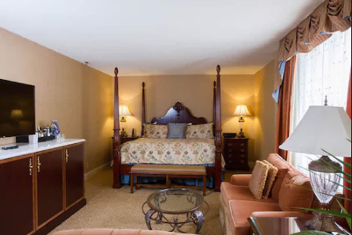 Hypo-allergenic bedding, minibar, in-room safe, desk
