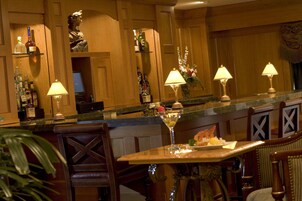 2 restaurantes; se sirve desayuno, almuerzo y cena
