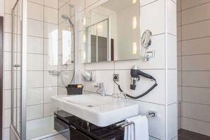Ducha, artículos de tocador gratuitos, secador de pelo, toallas