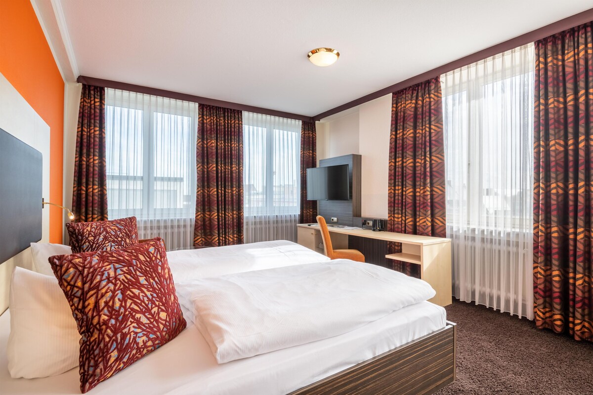 Standard Room, 1 Double Bed (Converts to 2 Twin Beds) | Hypo-allergenic bedding available, in-room safe, desk, blackout drapes