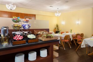 Daily buffet breakfast (EUR 15 per person) - Best Western Hotel Augusta (Augsburg)