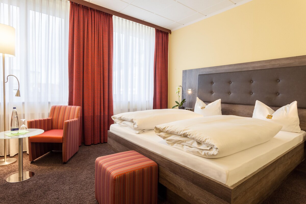 Comfort Room, 1 Double Bed (Converts to 2 Twin Bed;Quiet Location) | Hypo-allergenic bedding available, in-room safe, desk, blackout drapes