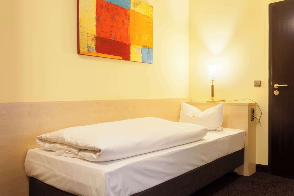 Standard Room, 1 Twin Bed | Hypo-allergenic bedding, in-room safe, individually furnished, desk