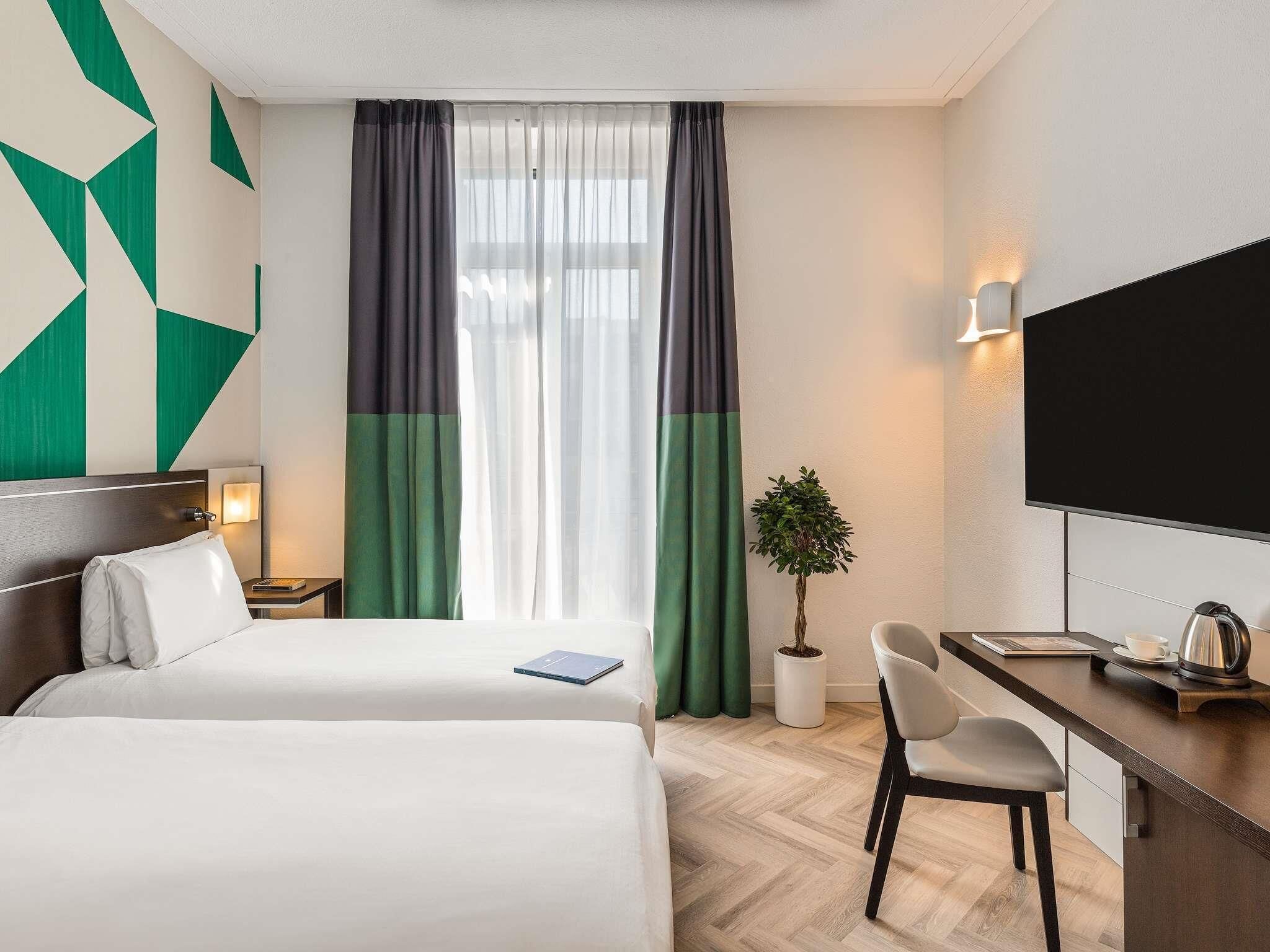Phòng 2 giường đơn phong cách cổ điển | Bộ đồ giường cao cấp, minibar, két bảo mật tại phòng, bàn 