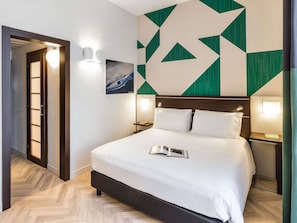 Kamar Double Superior | Seprai premium, minibar, brankas, dan meja kerja