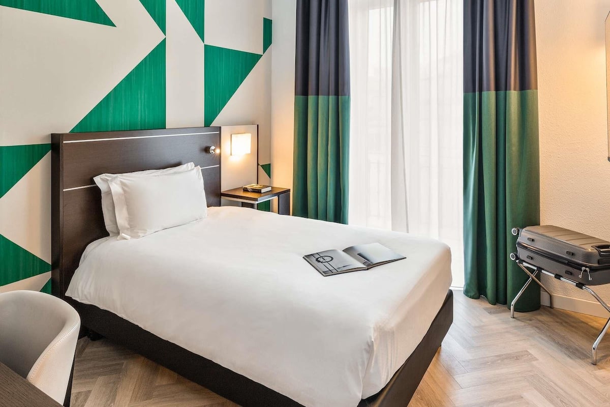 Habitación individual clásica | Ropa de cama de alta calidad y minibar