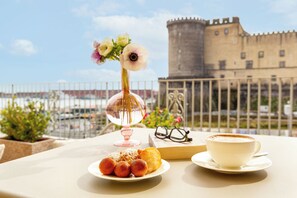 Desayuno buffet (EUR 16 por persona) 