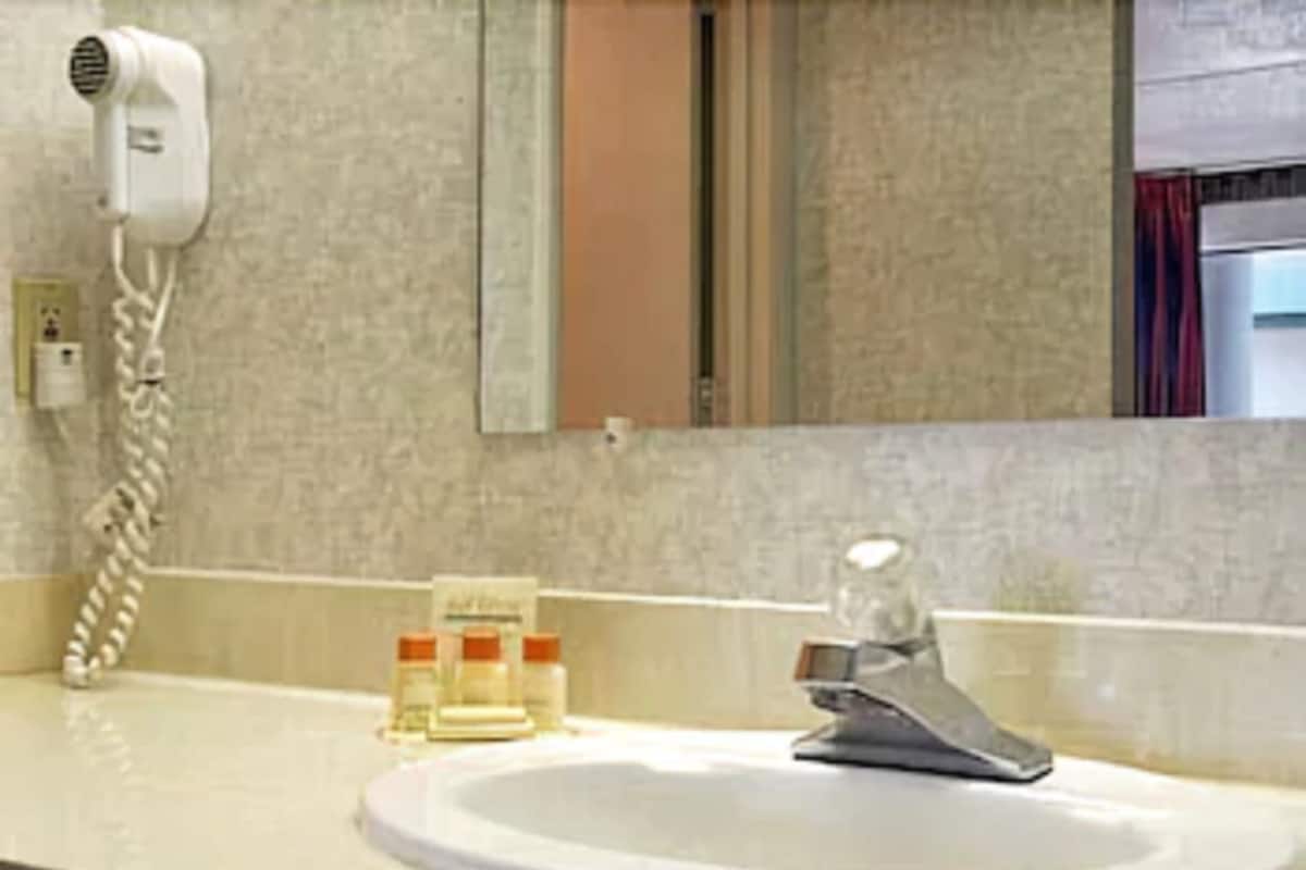 Tina con regadera, amenidades de baño gratuitas, secadora de cabello