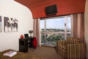 Rom – deluxe, byutsikt | Sengetøy av topp kvalitet, minibar, safe på rommet og skrivebord