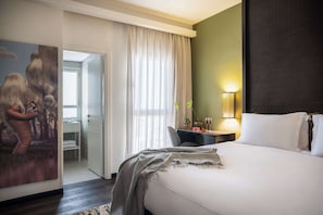 Ropa de cama de alta calidad y minibar 