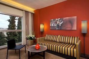 Rom – deluxe, byutsikt | Sengetøy av topp kvalitet, minibar, safe på rommet og skrivebord