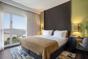Ropa de cama de alta calidad y minibar 