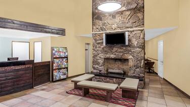 Super 8 by Wyndham Oceanside Marty's Valley Inn