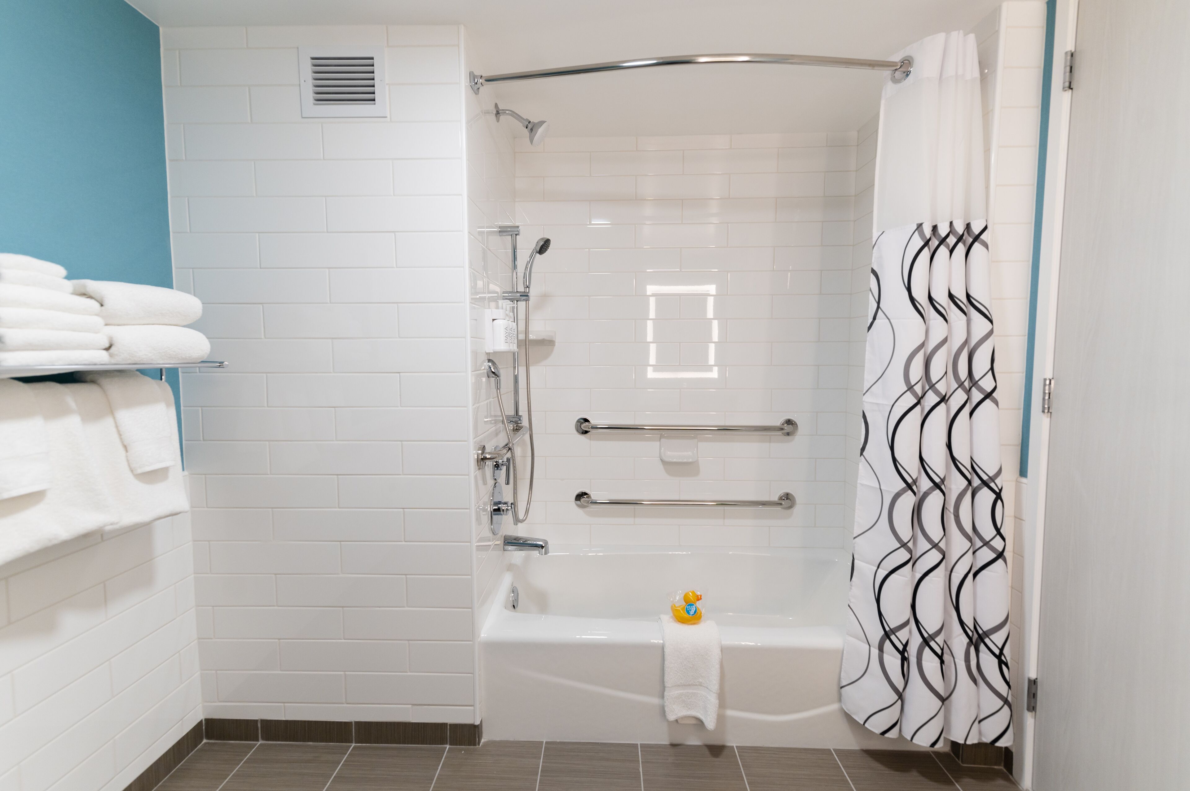 combined shower/bathtub, eco-friendly toiletries, hair dryer, towels