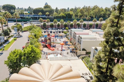 Howard Johnson by Wyndham Anaheim Hotel & Water Playground