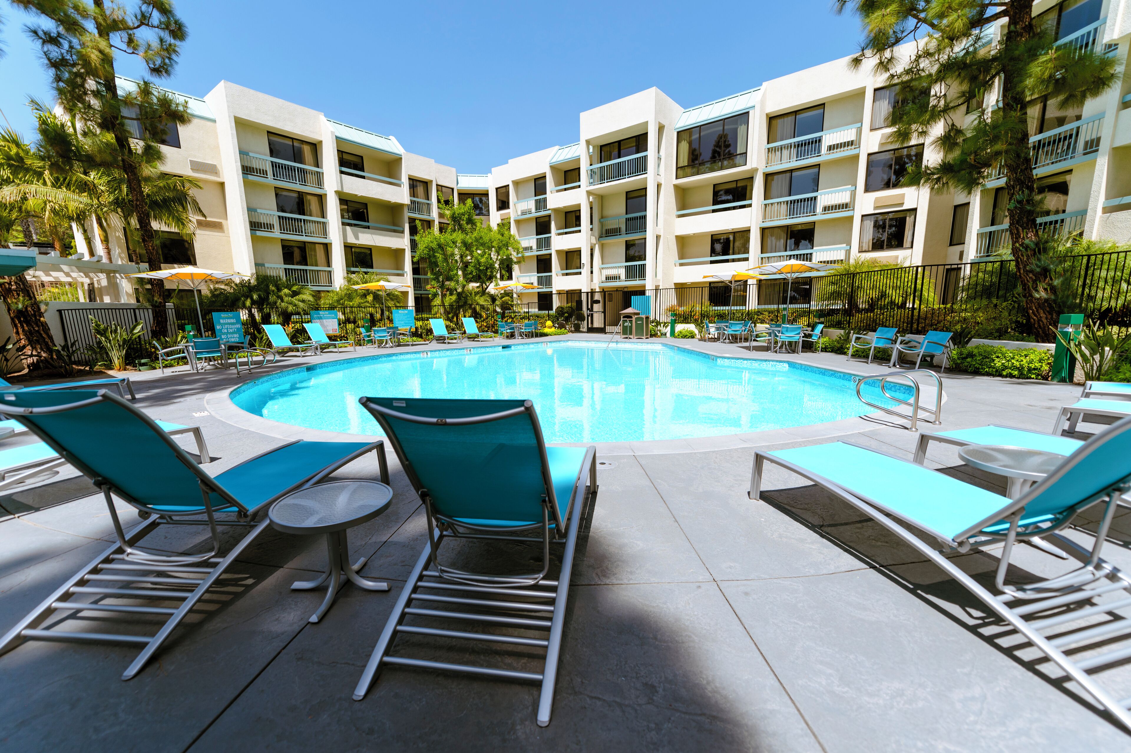 室外泳池；10:00 至 22:00 開放；躺椅、場內有救生員當值