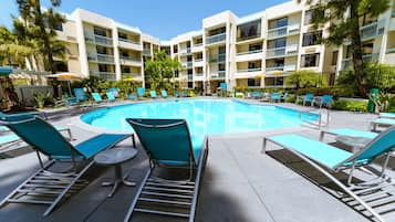 Kolam renang terbuka, kerusi lepak pantai, penyelamat di tapak hartanah