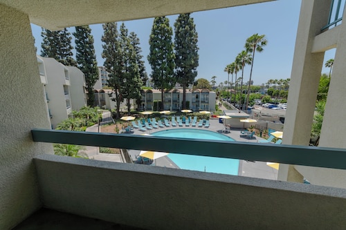 Howard Johnson by Wyndham Anaheim Hotel and Water Playground