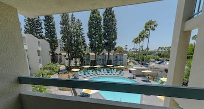 Howard Johnson by Wyndham Anaheim Hotel and Water Playground