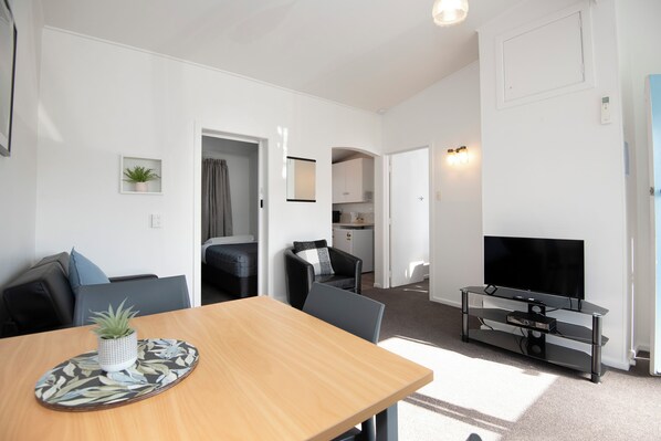 Standaard appartement, 2 slaapkamers | Woonruimte | Een 30-inch lcd-televisie met kabelzenders en televisie