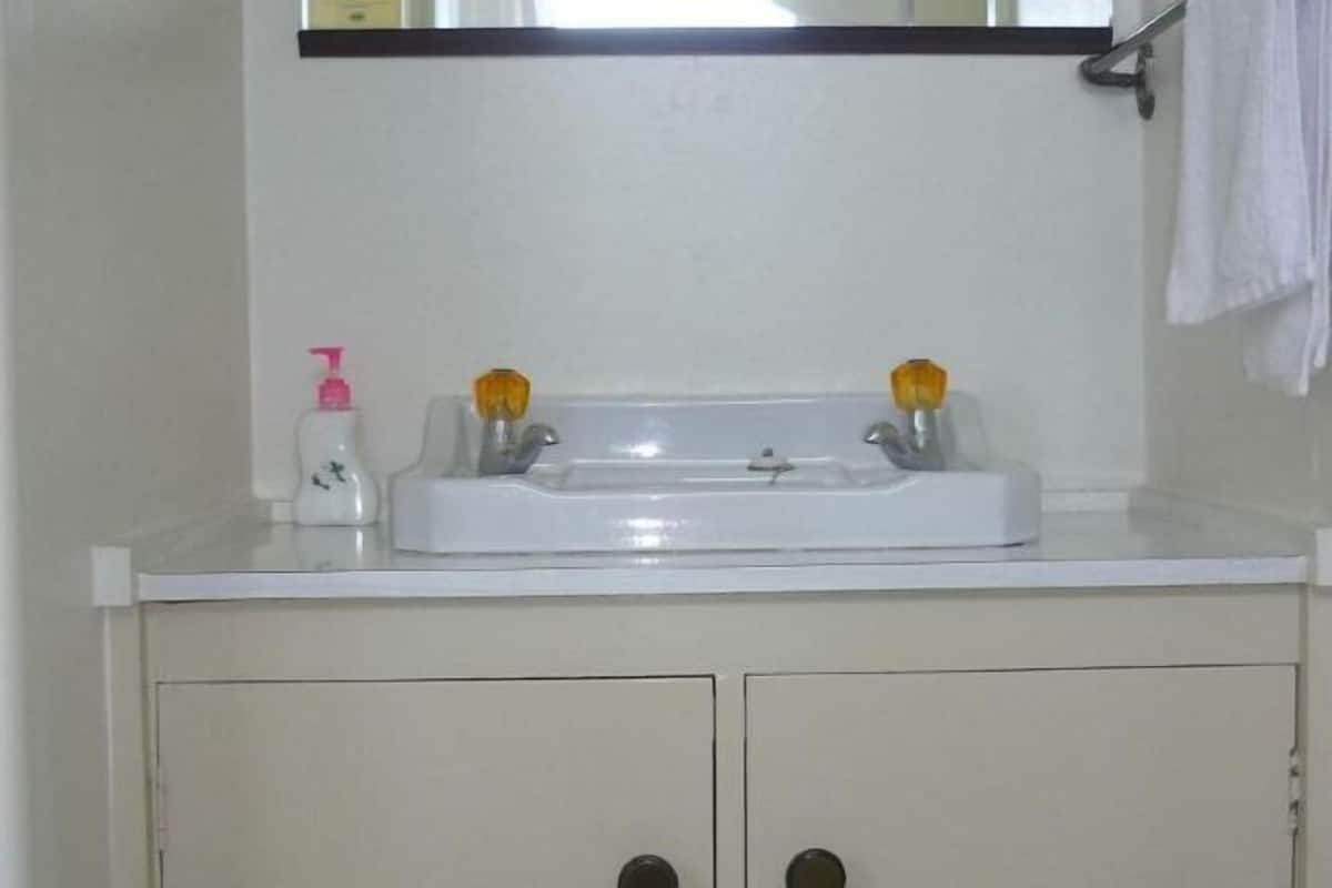 Bad | Dusj, toalettartikler (inkludert), hårføner og håndklær