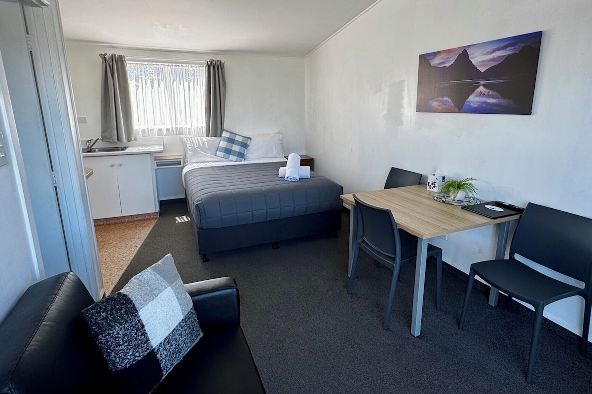 エコノミー アパートメント 1 ベッドルーム | 1 室のベッドルーム、客室ごとに異なるインテリア、WiFi (無料)、ベッドシーツ