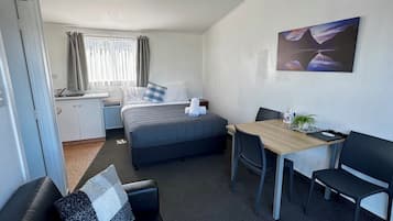 1 habitación, muebles diferentes, wifi gratis y ropa de cama
