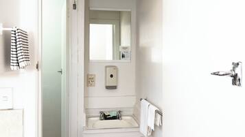 Standardlejlighed - 2 soveværelser | Badeværelse | Bruser, gratis toiletartikler, hårtørrer, håndklæder