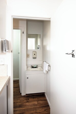 Standard Apartment, 2 Bedrooms | Bathroom | Free toiletries, hair dryer, towels