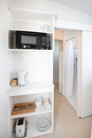 Enkeltrom – standard | Eget kjøkken | Kjøleskap, mikrobølgeovn, kaffetrakter/tekoker og vannkoker