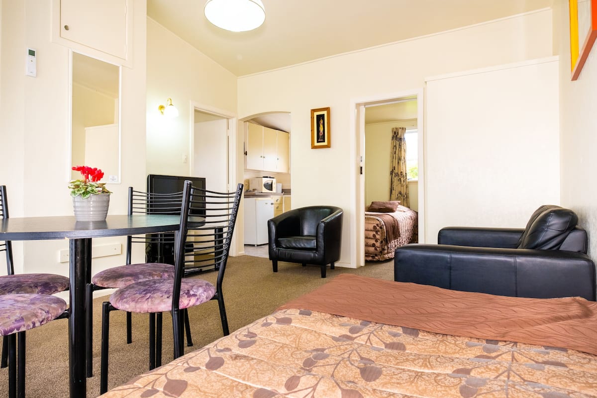 1 室のベッドルーム、客室ごとに異なるインテリア、WiFi (無料)、ベッドシーツ