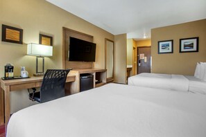 Suite 2 Queen Beds, Sitting Area, Sofa, Wet Bar, Balcony, Non-Smoking | Down comforters, in-room safe, desk, blackout drapes - Comfort Inn Flagstaff Lucky Lane I-40 (Flagstaff)