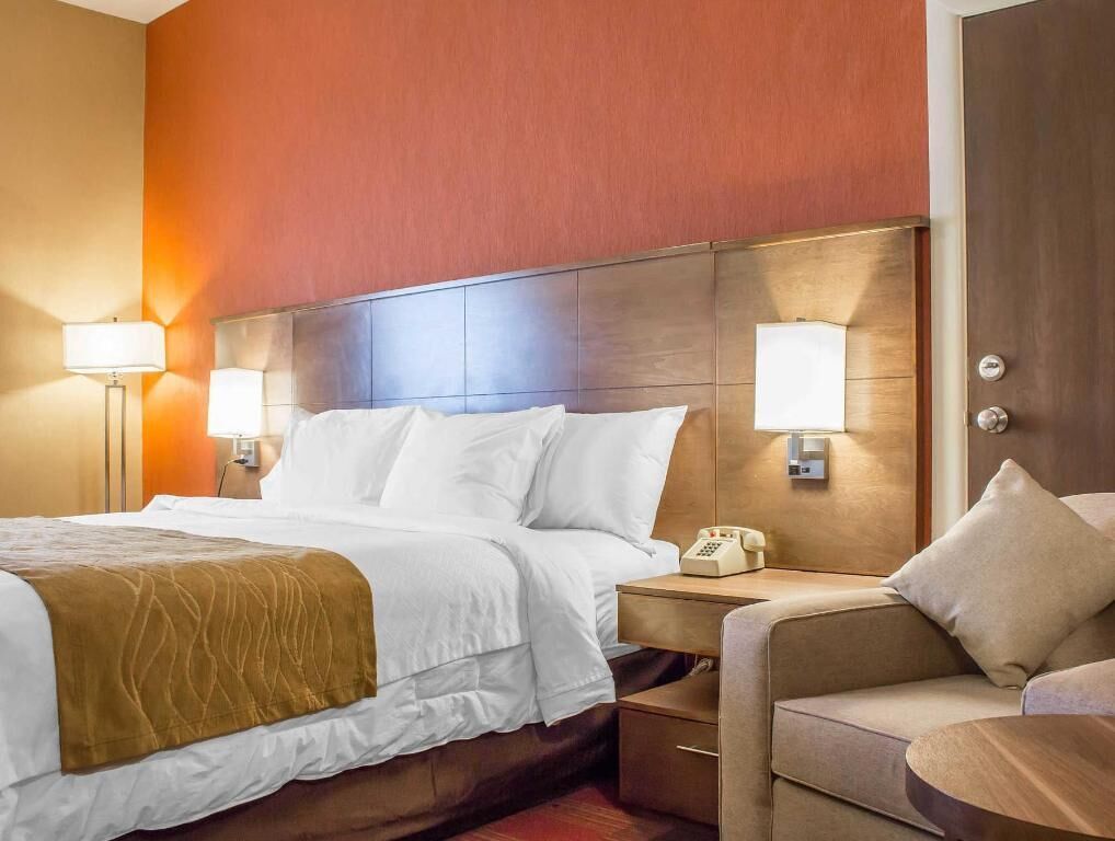 Down comforters, in-room safe, desk, blackout drapes