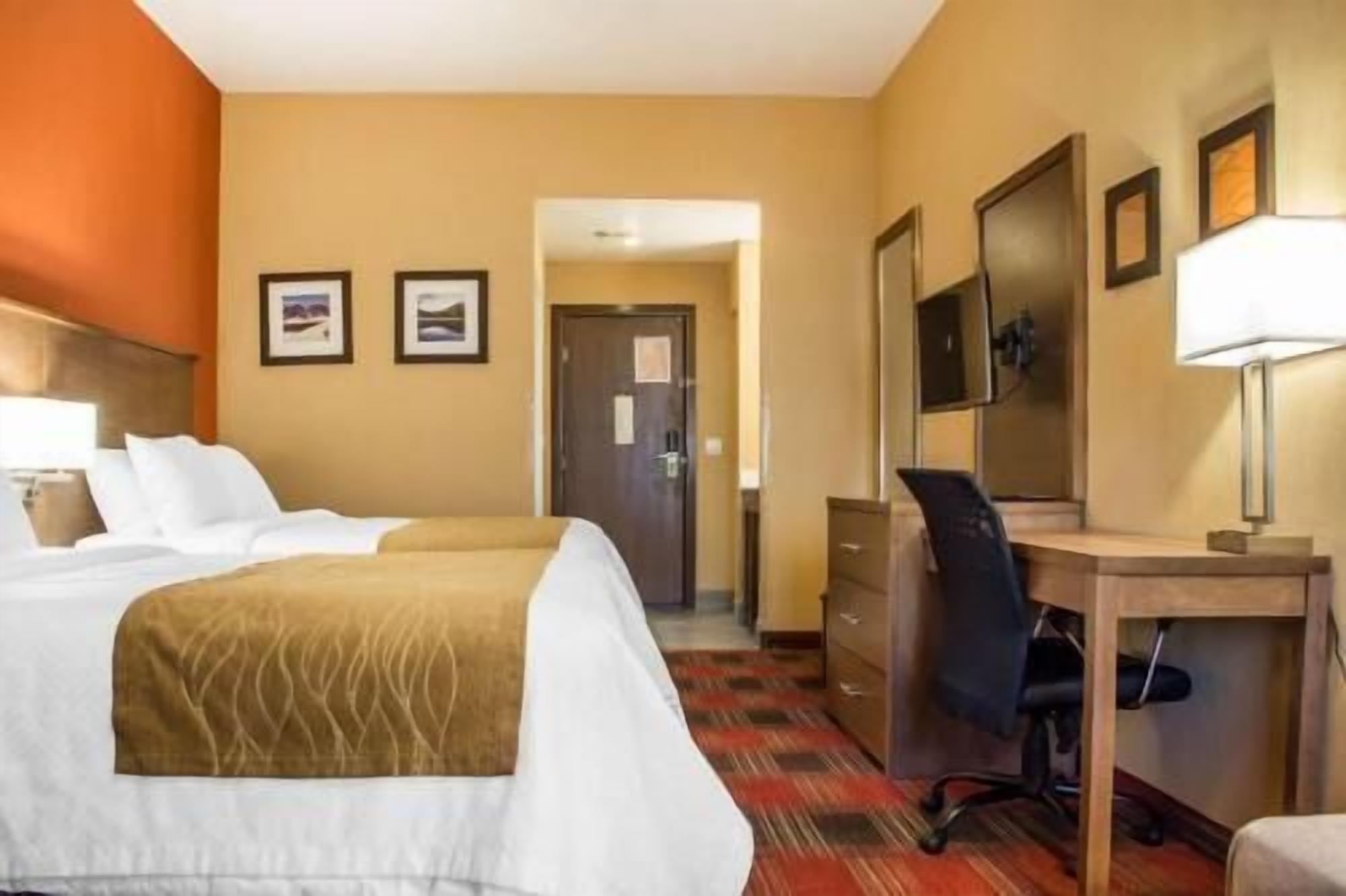 Down comforters, in-room safe, desk, blackout drapes