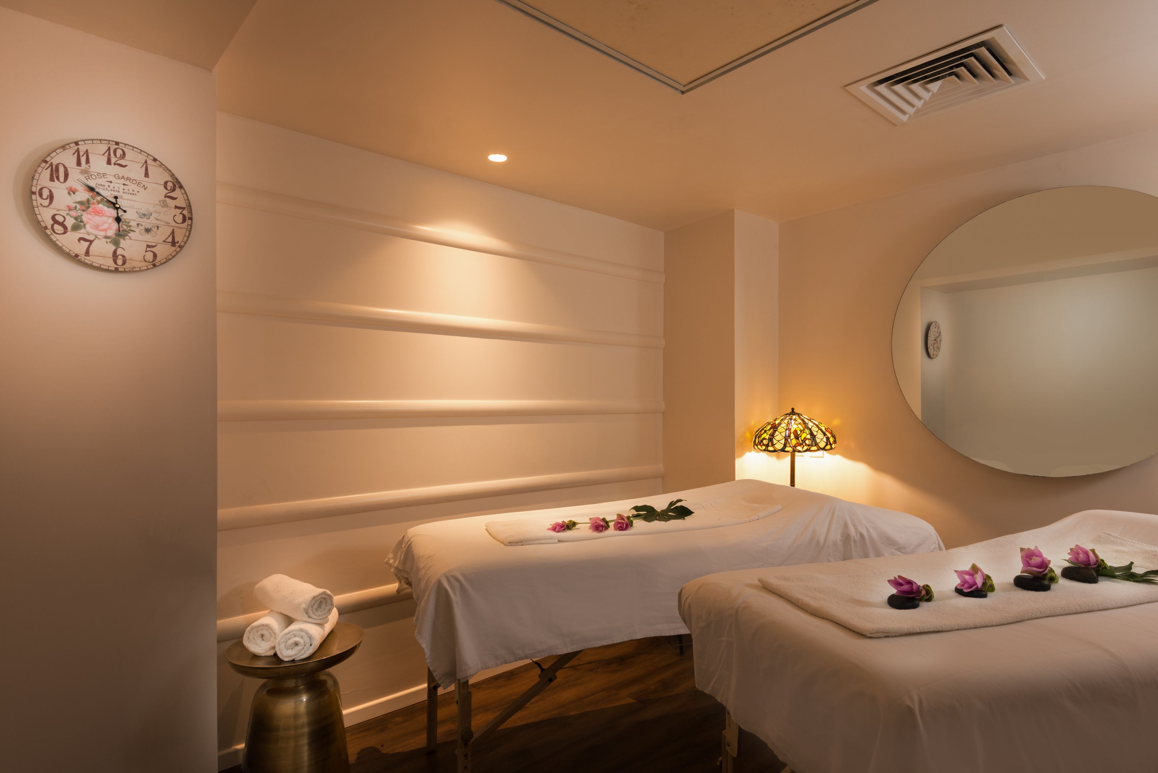 Sauna, body treatments, facials, Ayurvedic treatments, 4 treatment rooms