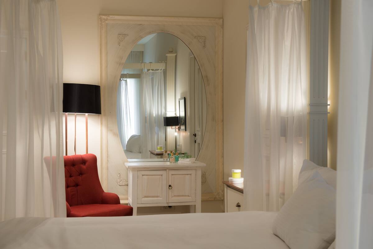 Presidential Suite | Minibar, in-room safe, desk, blackout curtains