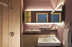 Designer-Toilettenartikel, Haartrockner, Bademäntel, Handtücher