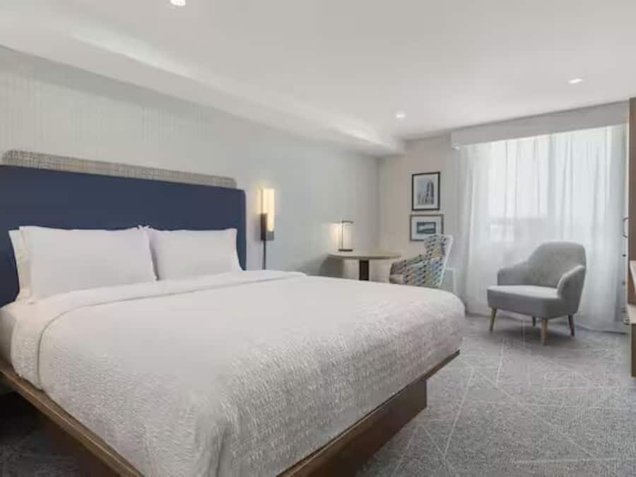 Luxe beddengoed, pillowtop-bedden, een bureau, verduisterende gordijnen