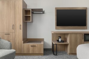 高級寝具、ピロートップベッド、デスク、遮光カーテン