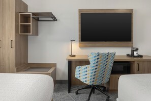 Room, 2 Katil Ratu (Queen) (Microwave/Fridge) | Peralatan tempat tidur premium, tilam berlapik, meja