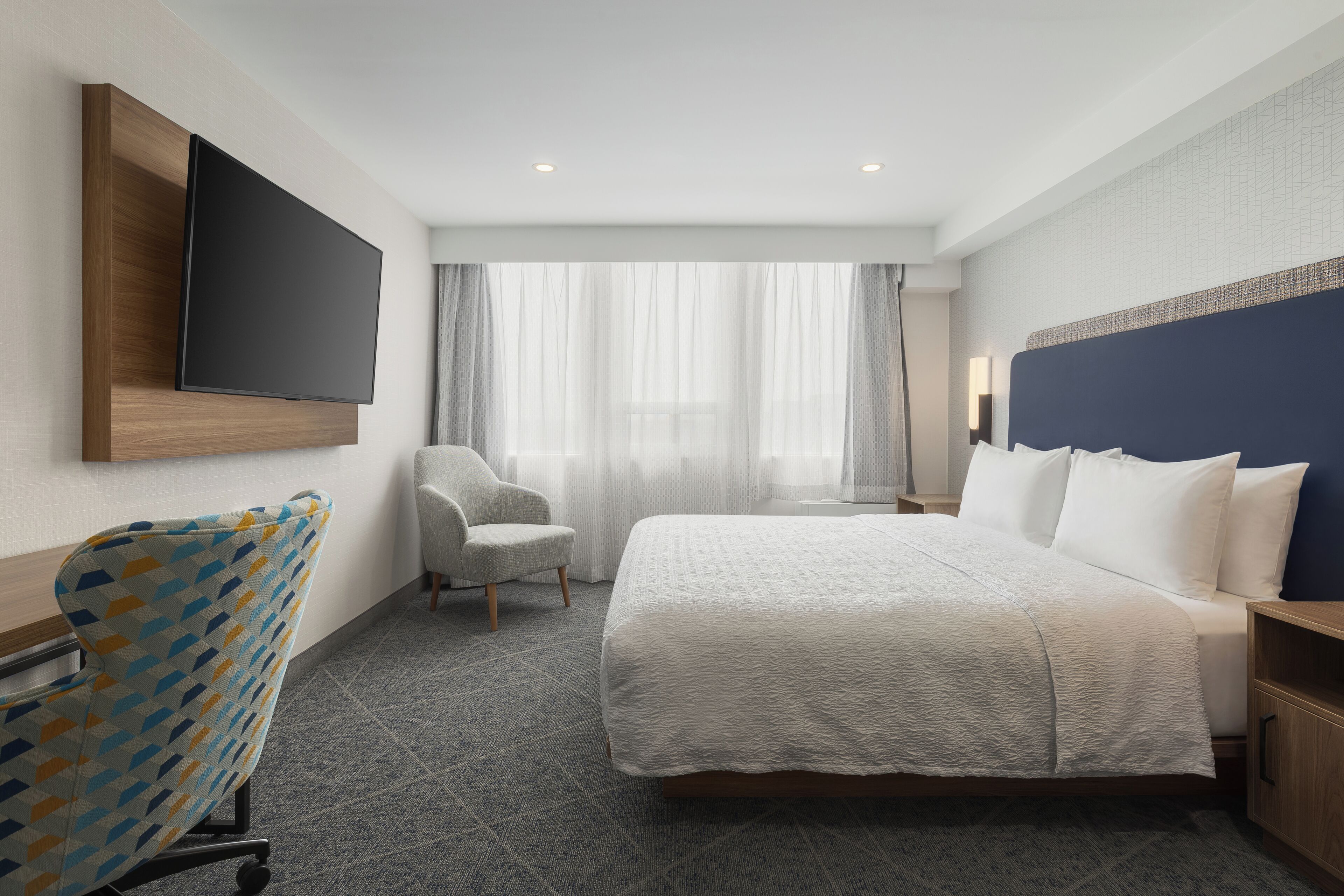 Ropa de cama de alta calidad, colchones con pillow-top y escritorio 