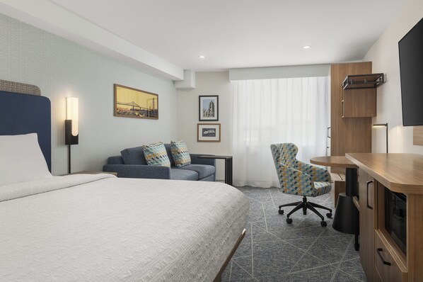 Habitación, 1 cama de matrimonio grande con sofá cama (Microwave/Fridge) | Ropa de cama de alta calidad y colchones con acolchado adicional