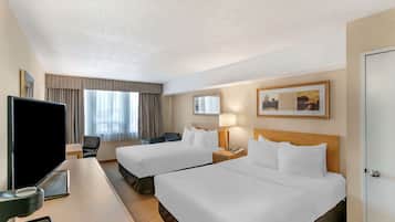 Luxe beddengoed, pillowtop-bedden, een bureau, verduisterende gordijnen