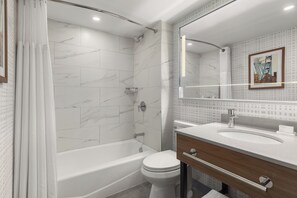 Duschwanne, kostenlose Toilettenartikel, Haartrockner, Handtücher