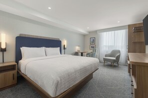 Chambre, 1 très grand lit (Microwave/Fridge) | Literie de qualité, lit avec matelas à plateau-coussin, bureau