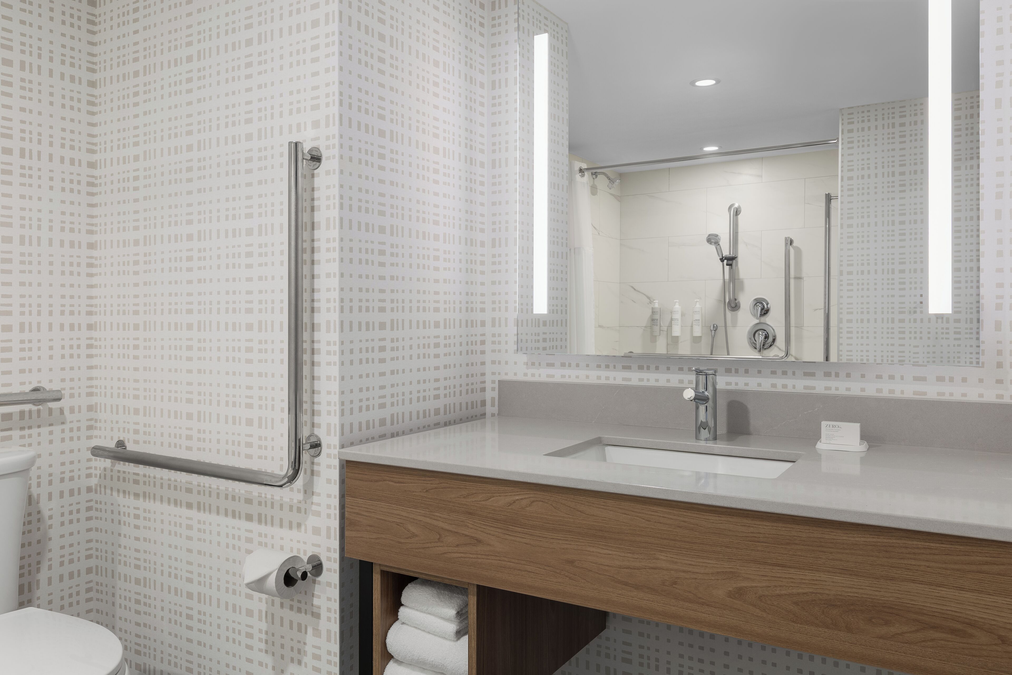 Un baño moderno con ducha, inodoro y lavamanos.